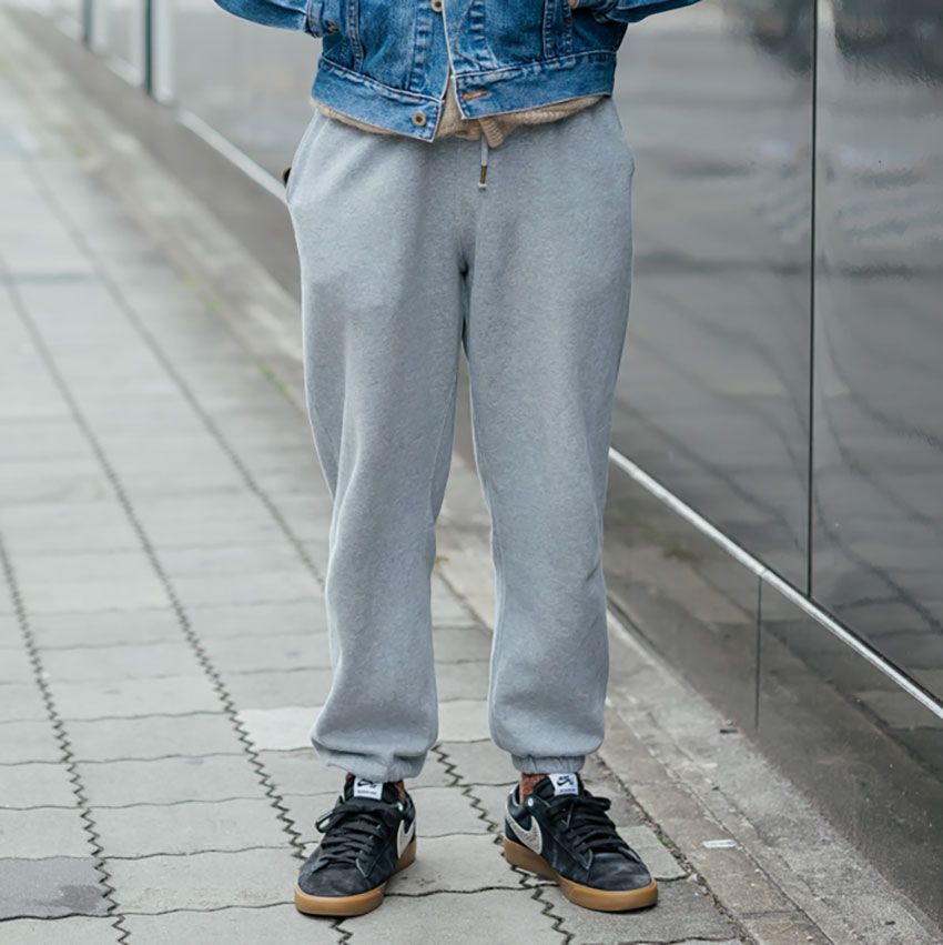 部屋着の代名詞「グレーのスウェットパンツ」をファッション化した街角の3人 - 1枚目の画像