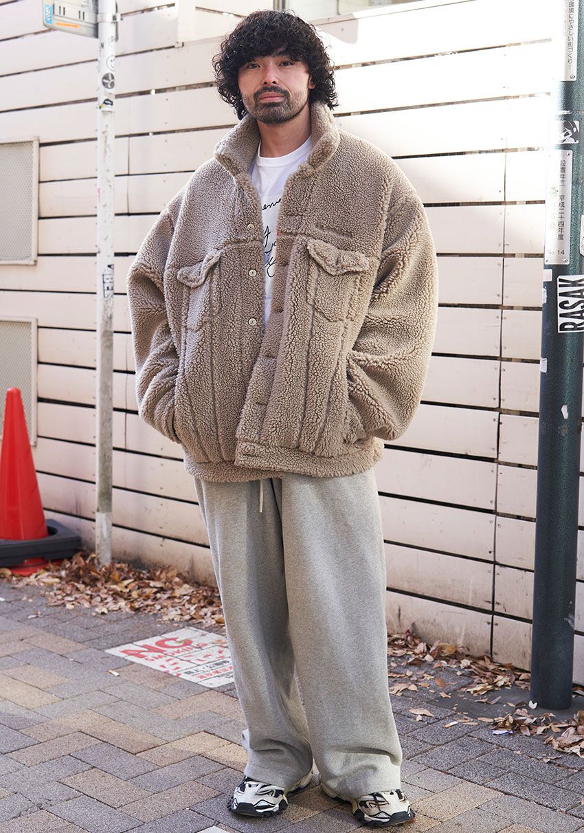 部屋着の代名詞「グレーのスウェットパンツ」をファッション化した街角の3人 - 3枚目の画像