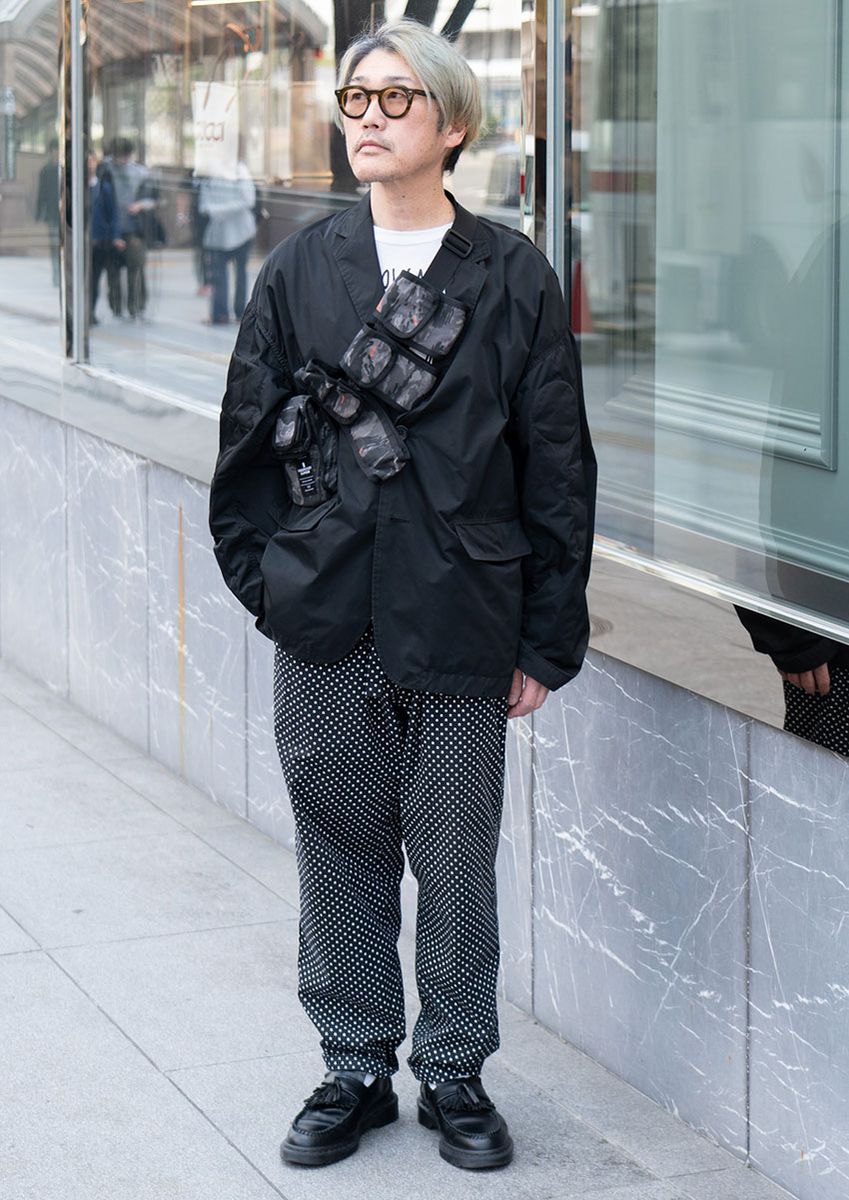 ブルゾン＝エヌハリウッド　Tシャツ＝サカイ　パンツ＝アンダーカバー　シューズ＝ドクターマーチン　眼鏡＝レスカルネティエ　バッグ＝シュプリーム　腕時計＝アップル　バングル＝ゴローズ　リング＝マウ