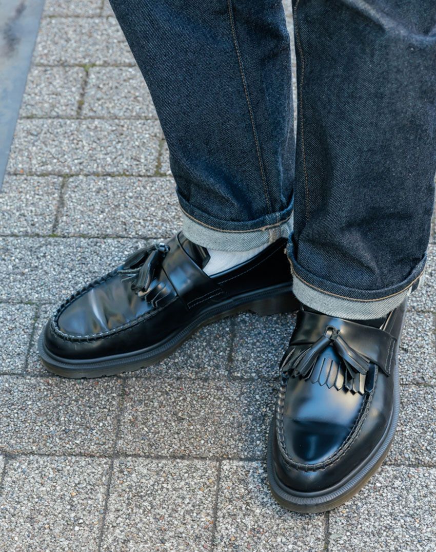 タッセルローファーの名作「エイドリアン」。“大人のドクターマーチン”の活用法3選 - 3枚目の画像
