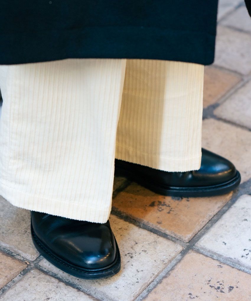 【タイプ別】冬の“白パン”コーデ3選！モードやワンマイルetc.選びとこなしをスナップで解説 - 8枚目の画像