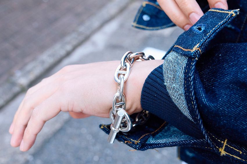 エルメス「シェーヌ・ダンクル」は“デニムとセット”が◎！愛用者3名の大人なアクセ術 - 7枚目の画像