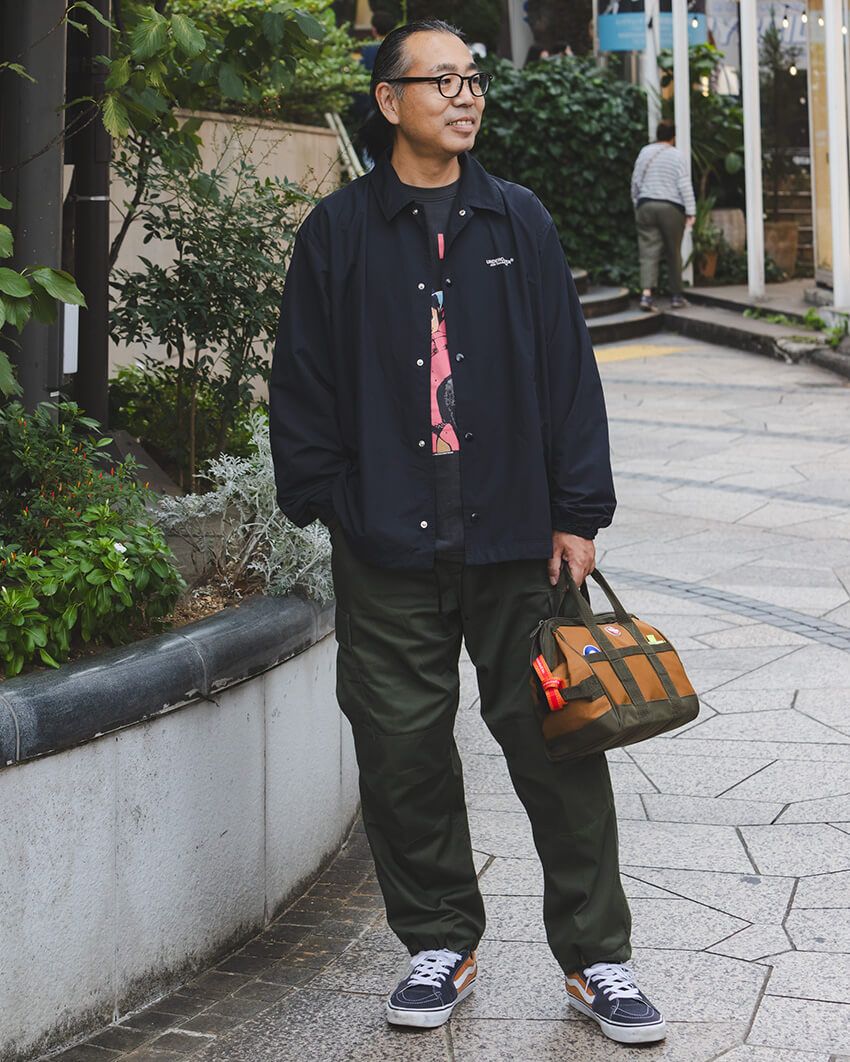 スニーカー=ヴァンズ ジャケット_アンダーカバー Tシャツ=不明 パンツ=古着 メガネ_ゾフ バッグ_バケットボス