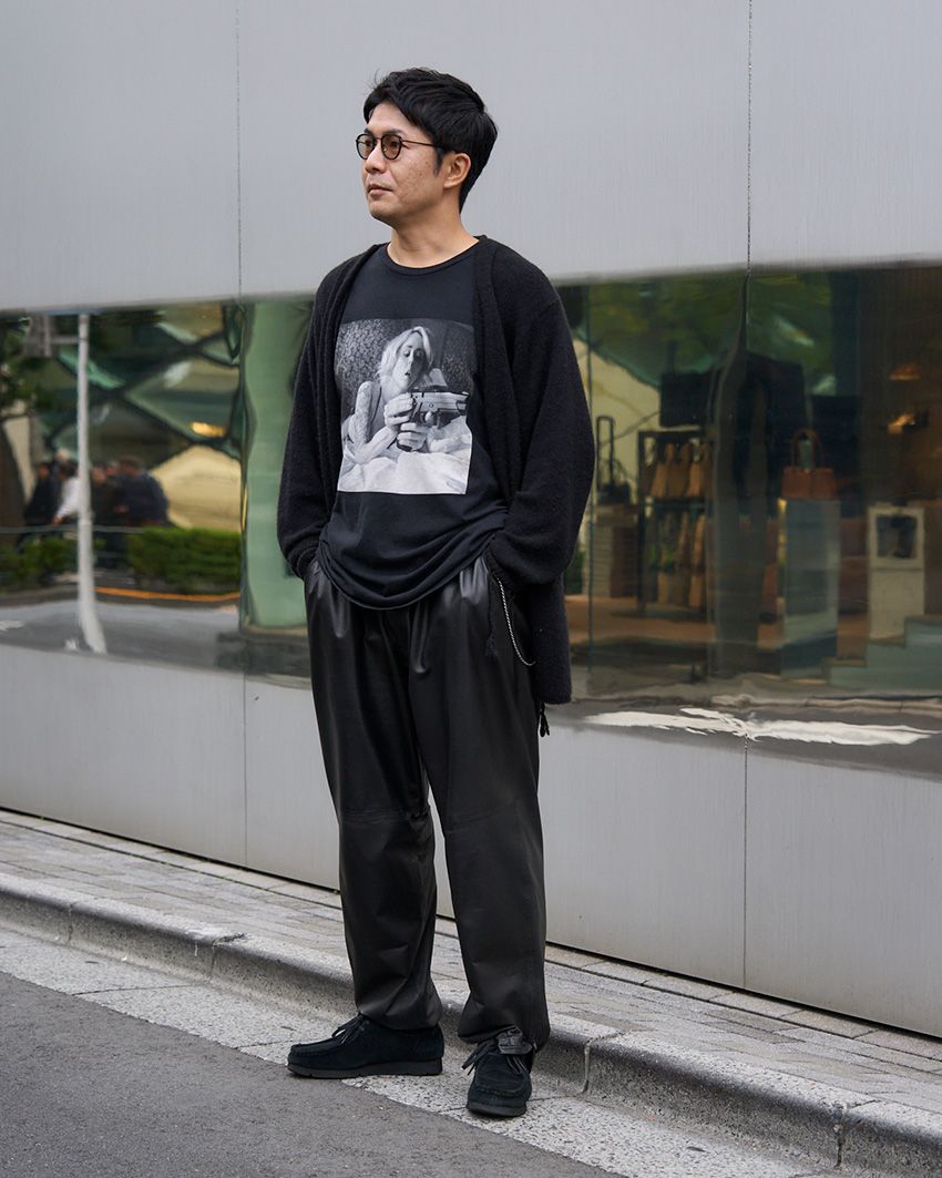 サングラス=アイヴァン 7285 カーディガン、パンツ=ともにコモリ Tシャツ=古着 靴=クラークス オリジナルズ