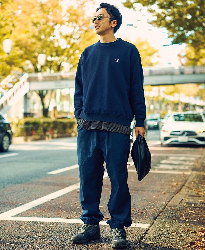 スウェット、シャツetc. 全てのアイテムにハマる「ネイビーシャカパンコーデ」3選！ - 4枚目の画像