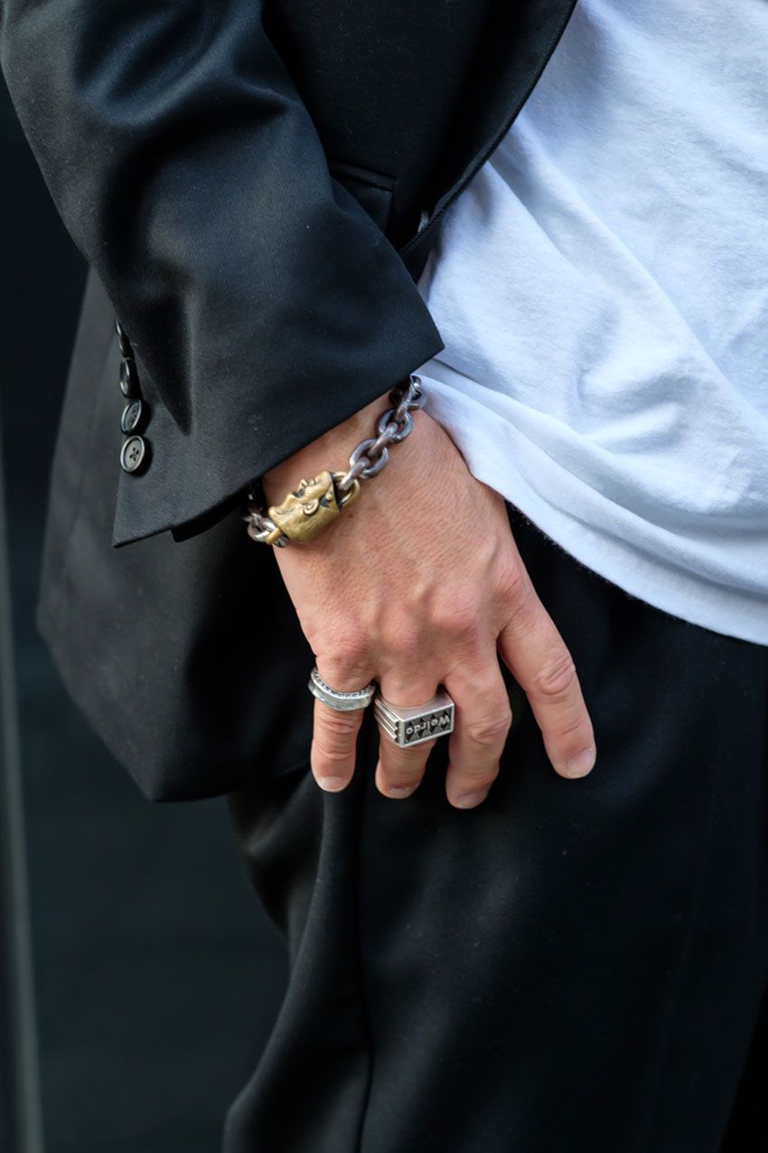 「休日スーツのインナーは何を着るか問題」の解決策！仕事の日に見せない3つの選択肢 - 6枚目の画像