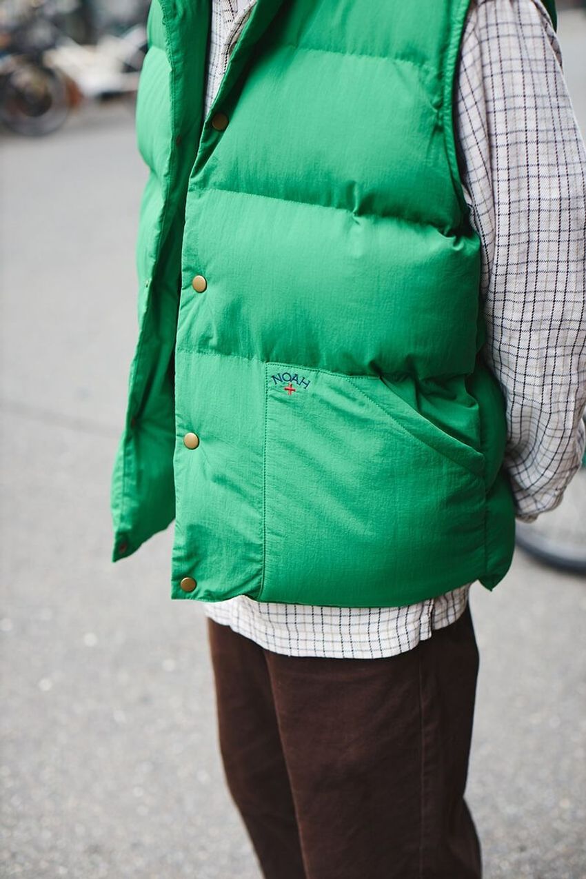 「コモリ」「ノア」「ポータークラシック」着ぶくれなく洒落て見えるダウン・中綿ベストのコーデ案 - 8枚目の画像