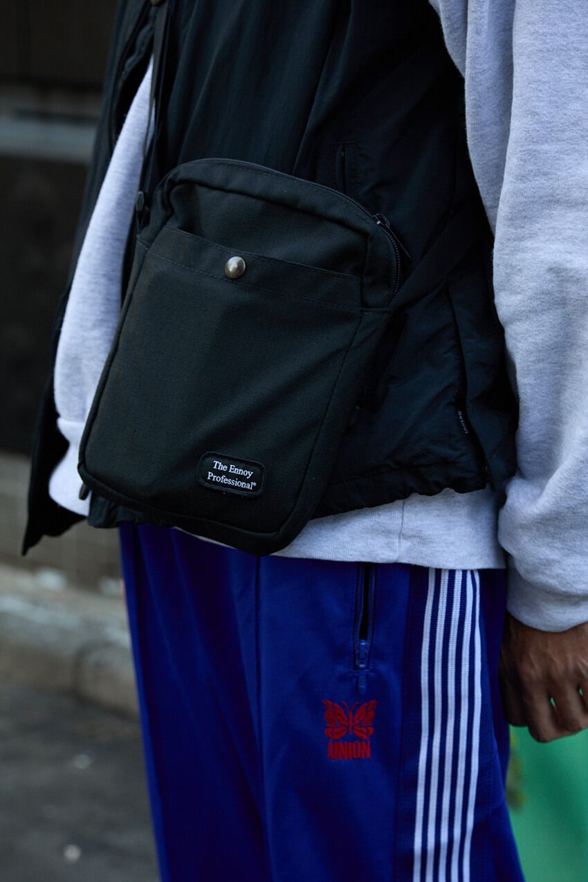 「巾着」「クロスボディ」「多機能ストラップ」荷物の少ない男たちに学ぶ“ミニバッグ”の使い方 - 1枚目の画像