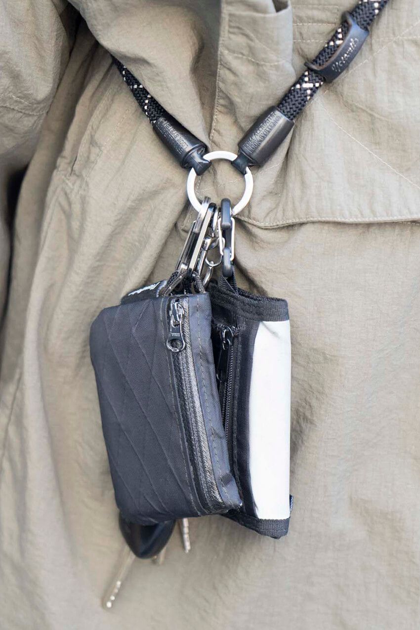 「巾着」「クロスボディ」「多機能ストラップ」荷物の少ない男たちに学ぶ“ミニバッグ”の使い方 - 3枚目の画像