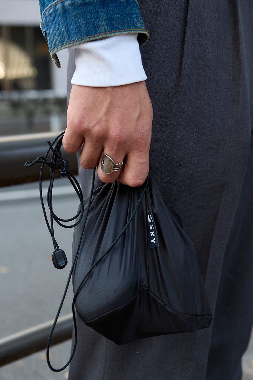 「巾着」「クロスボディ」「多機能ストラップ」荷物の少ない男たちに学ぶ“ミニバッグ”の使い方 - 6枚目の画像