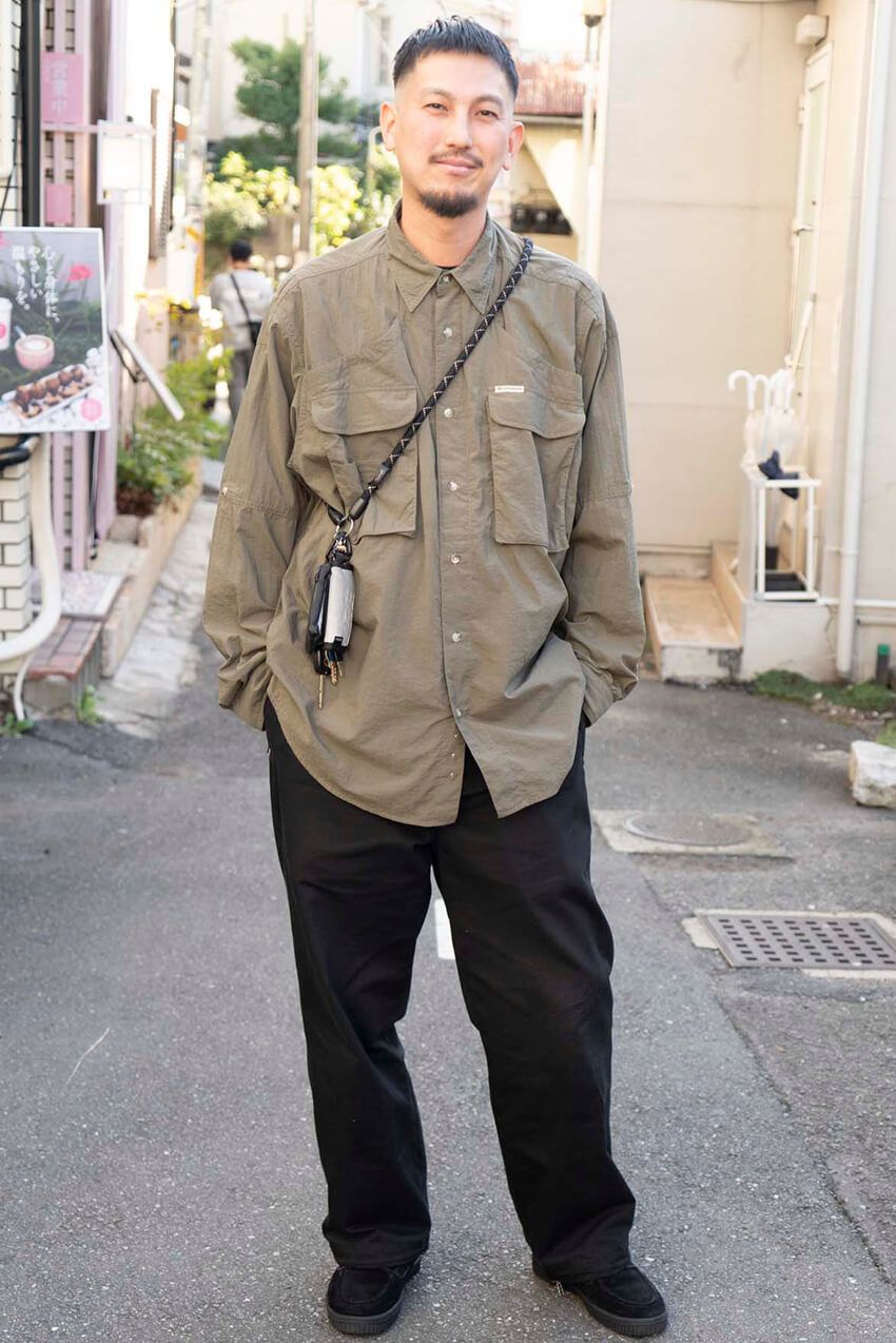 「巾着」「クロスボディ」「多機能ストラップ」荷物の少ない男たちに学ぶ“ミニバッグ”の使い方 - 7枚目の画像