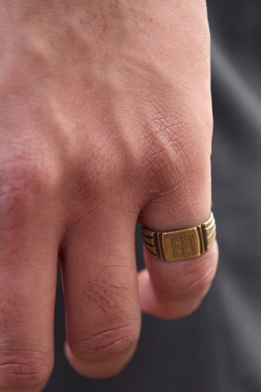 「巾着」「クロスボディ」「多機能ストラップ」荷物の少ない男たちに学ぶ“ミニバッグ”の使い方 - 8枚目の画像