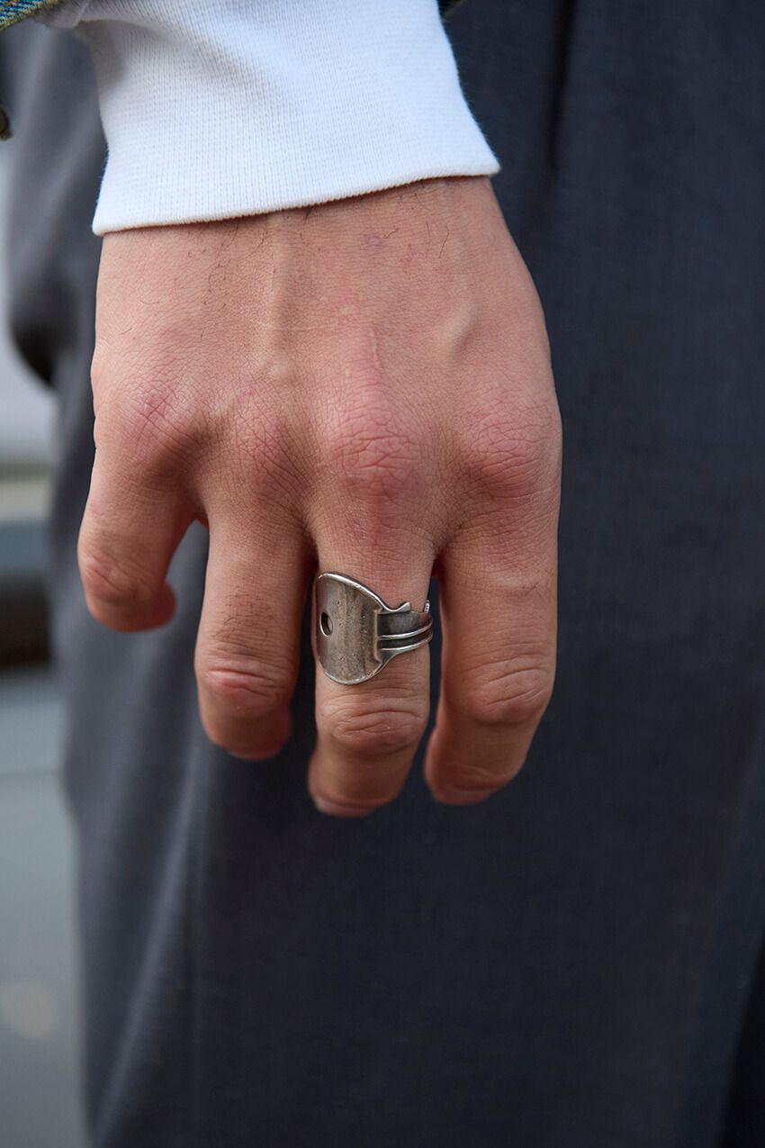 「巾着」「クロスボディ」「多機能ストラップ」荷物の少ない男たちに学ぶ“ミニバッグ”の使い方 - 9枚目の画像