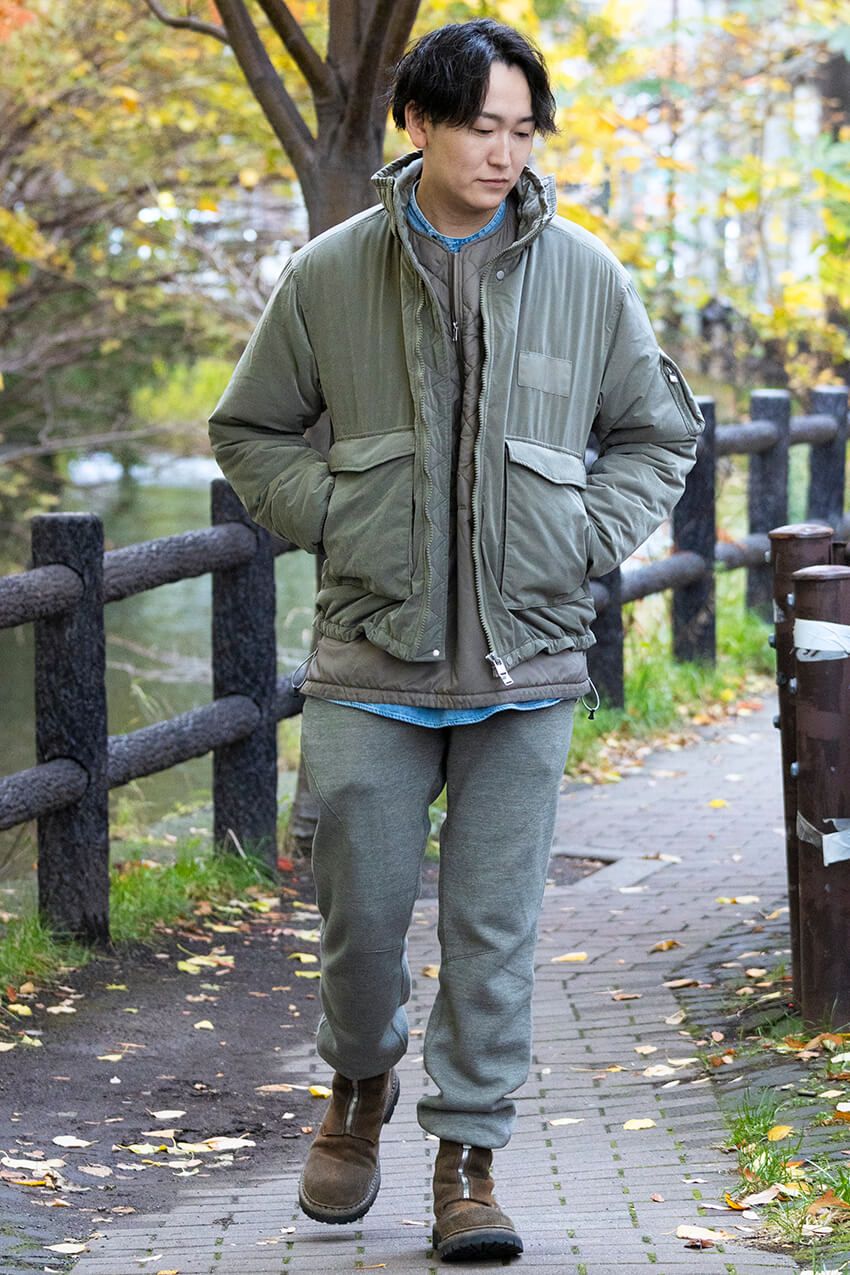 【脱ミリタリーおじさん】カーキに合う色は？ 街で見かけたモダンな着こなし3選 - 2枚目の画像