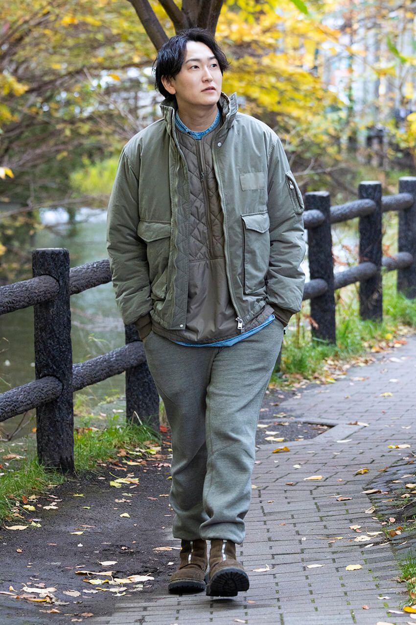 【脱ミリタリーおじさん】カーキに合う色は？ 街で見かけたモダンな着こなし3選 - 8枚目の画像