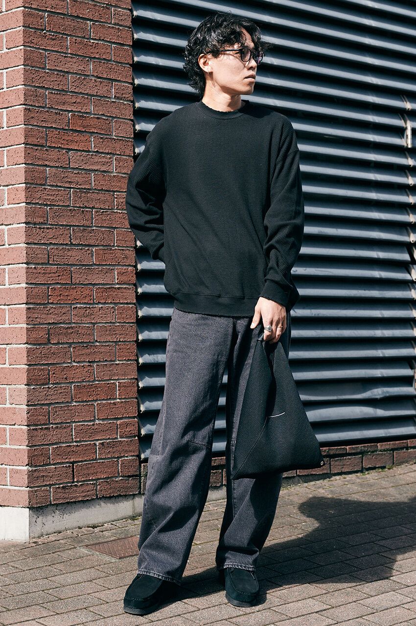 トレンド最前線！クラークス「ワラビー」を“オールブラックコーデ”で楽しむ洒落者たち - 1枚目の画像