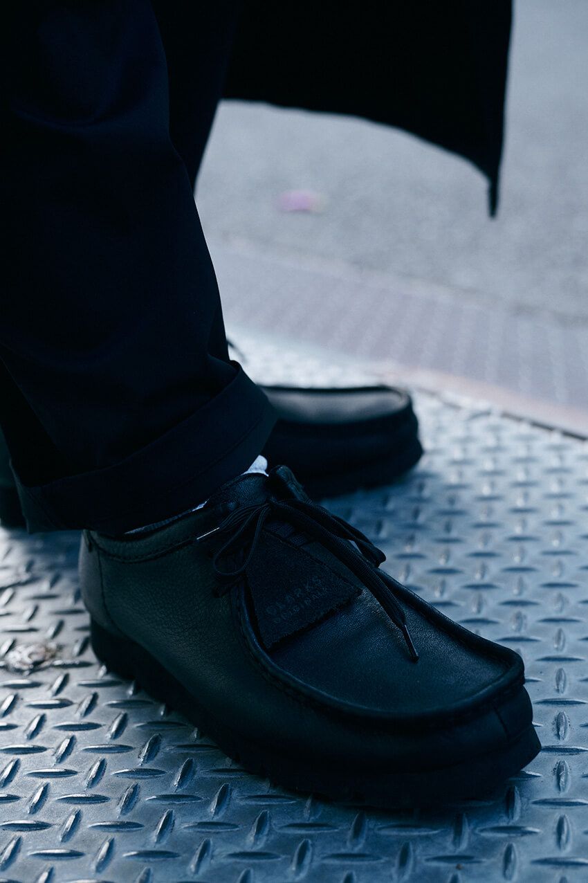 トレンド最前線！クラークス「ワラビー」を“オールブラックコーデ”で楽しむ洒落者たち - 2枚目の画像