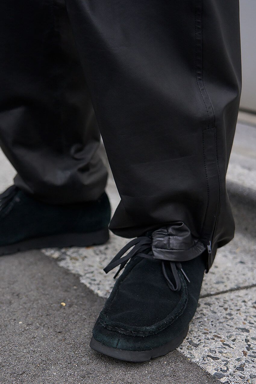 トレンド最前線！クラークス「ワラビー」を“オールブラックコーデ”で楽しむ洒落者たち - 7枚目の画像