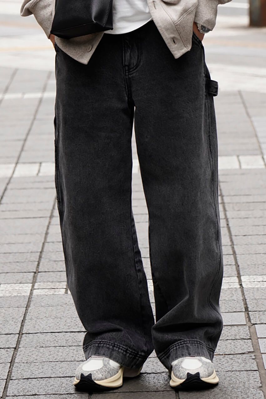 デニムのマンネリに効く”ワイド × ブラック”。ストリートに装った大人たちをスナップ - 5枚目の画像