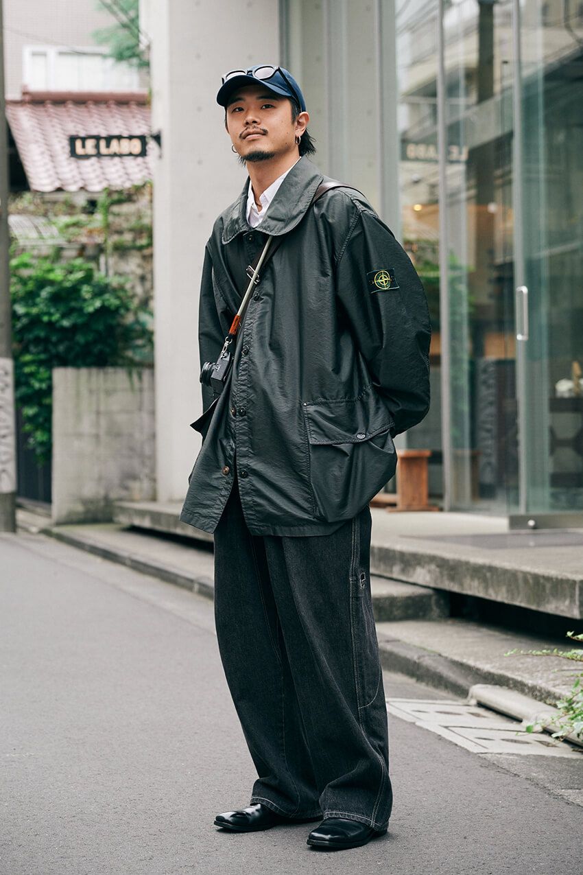 デニムのマンネリに効く”ワイド × ブラック”。ストリートに装った大人たちをスナップ - 6枚目の画像