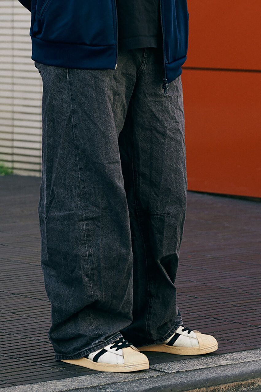 デニムのマンネリに効く”ワイド × ブラック”。ストリートに装った大人たちをスナップ - 2枚目の画像