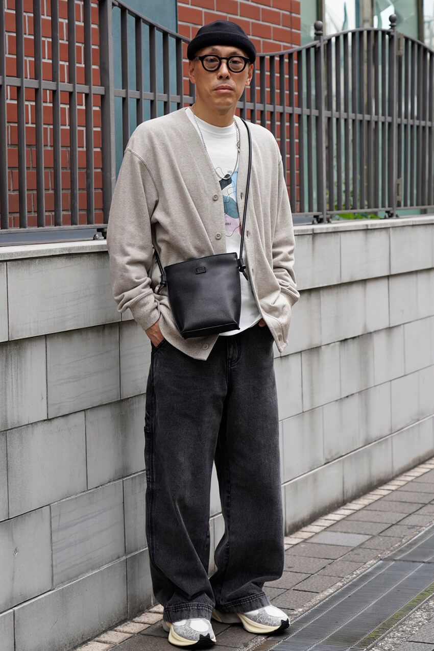 デニムのマンネリに効く”ワイド × ブラック”。ストリートに装った大人たちをスナップ - 4枚目の画像