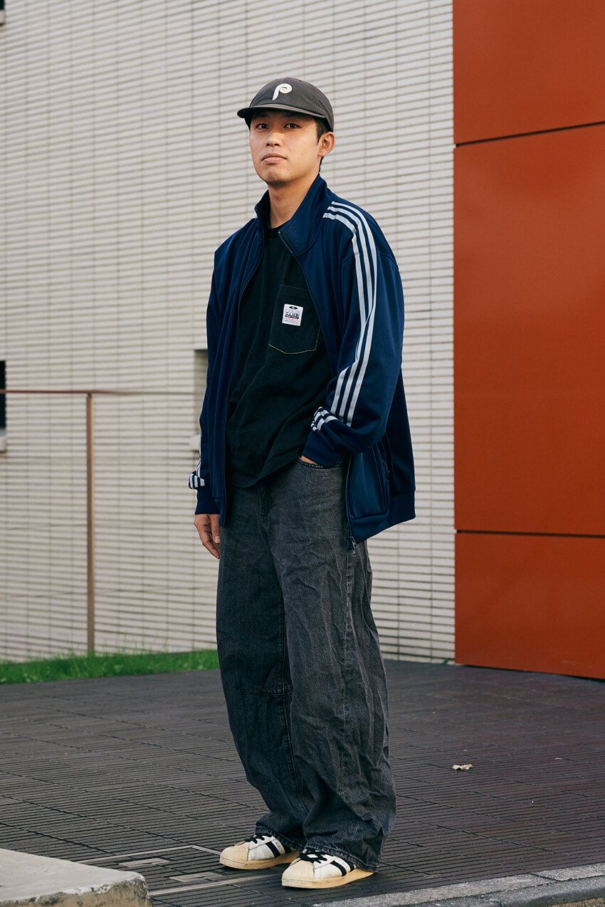 デニムのマンネリに効く”ワイド × ブラック”。ストリートに装った大人たちをスナップ - 3枚目の画像