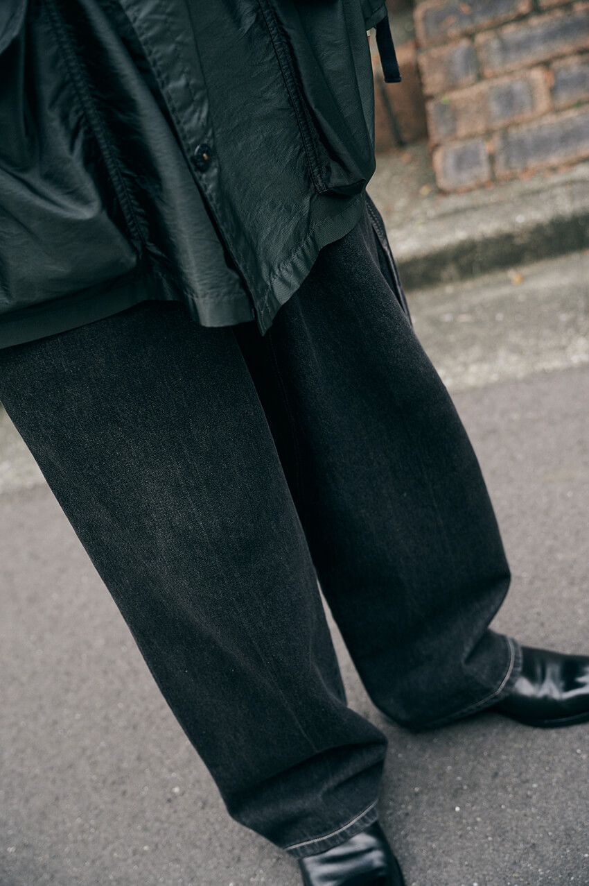 デニムのマンネリに効く”ワイド × ブラック”。ストリートに装った大人たちをスナップ - 1枚目の画像