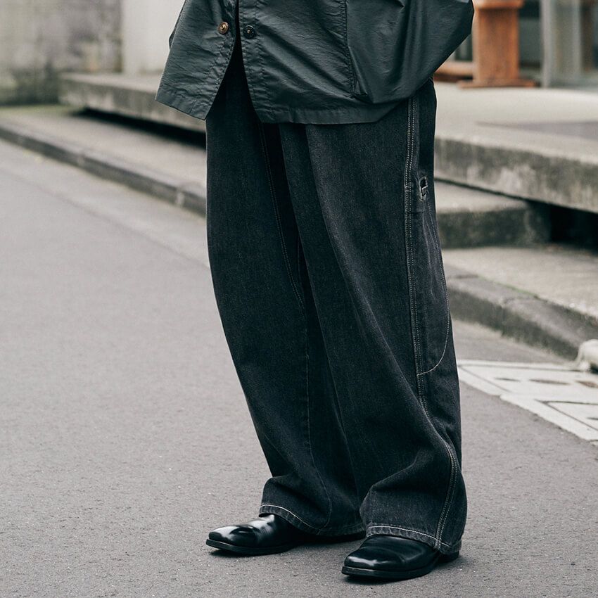 デニムのマンネリに効く”ワイド × ブラック”。ストリートに装った大人たちをスナップ - 7枚目の画像