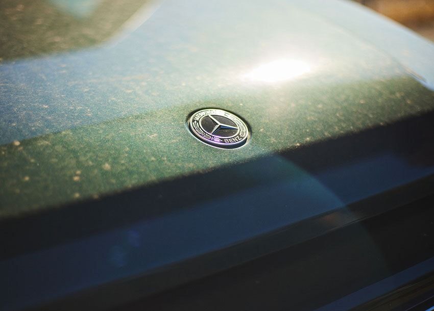 洗車しないまま取材に臨んだ盛山さん「カミナリたくみとの雑談で、オフロードのSUVなんて砂まみれになってなんぼ。汚れてた方がかっこいいじゃんって話になって。今日はこのまま来ました」。