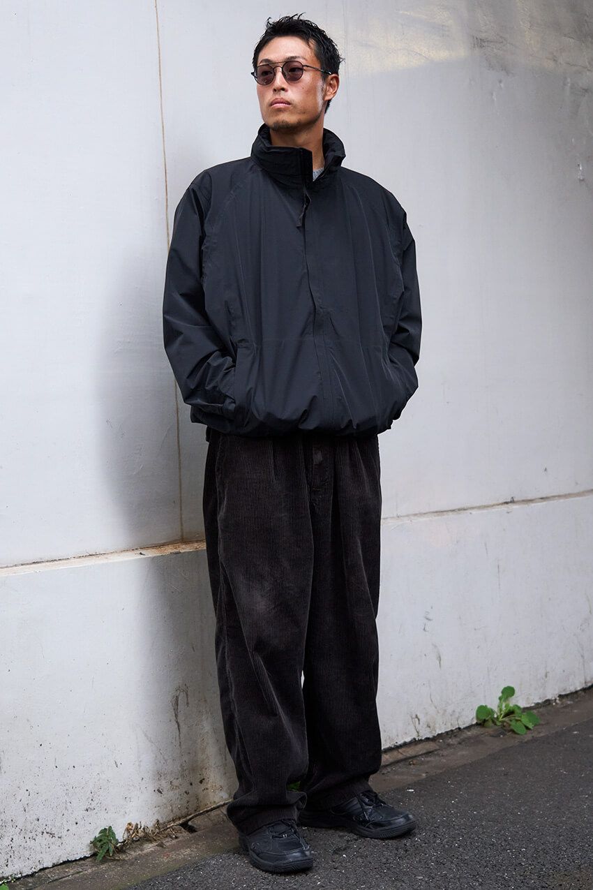今季の主流は「コスパ服MIX」。アウトドア服を“オールブラック”で楽しむ街角の3人 - 4枚目の画像