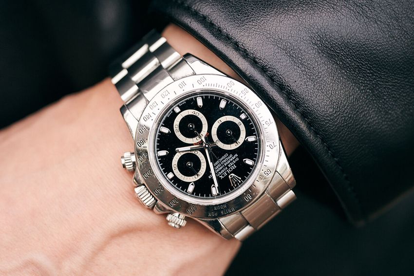 デイトナ、GMT マスター II、サブマリーナー。黒コーデの腕元は黒文字盤のロレックスで - 1枚目の画像