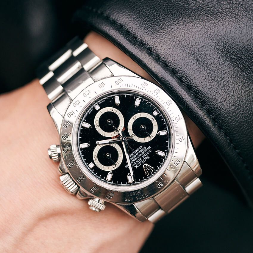 デイトナ、GMT マスター II、サブマリーナー。黒コーデの腕元は黒文字盤のロレックスで - 7枚目の画像