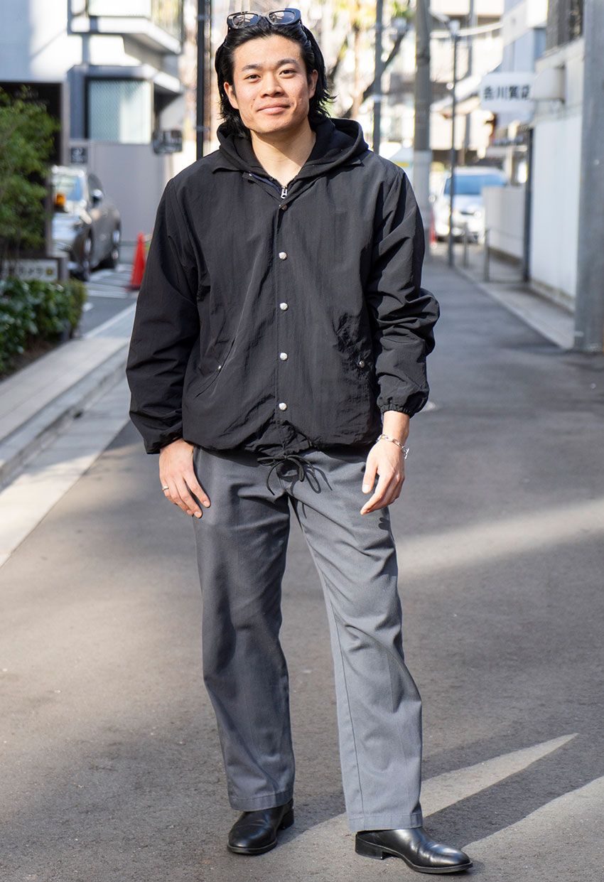 今ならチノパンは“グレー系”が断然オススメ！街角の3人のGoodスタイルで証明 - 3枚目の画像