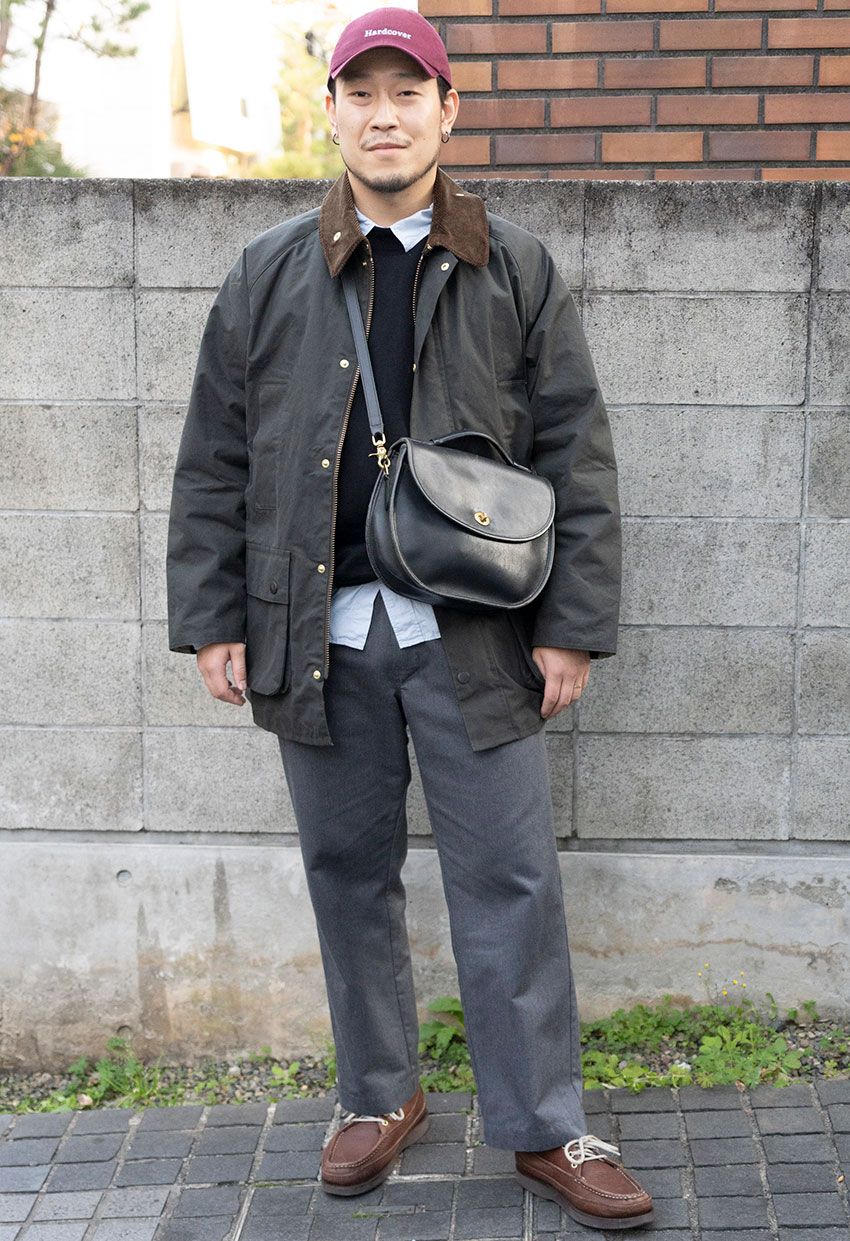 今ならチノパンは“グレー系”が断然オススメ！街角の3人のGoodスタイルで証明 - 2枚目の画像