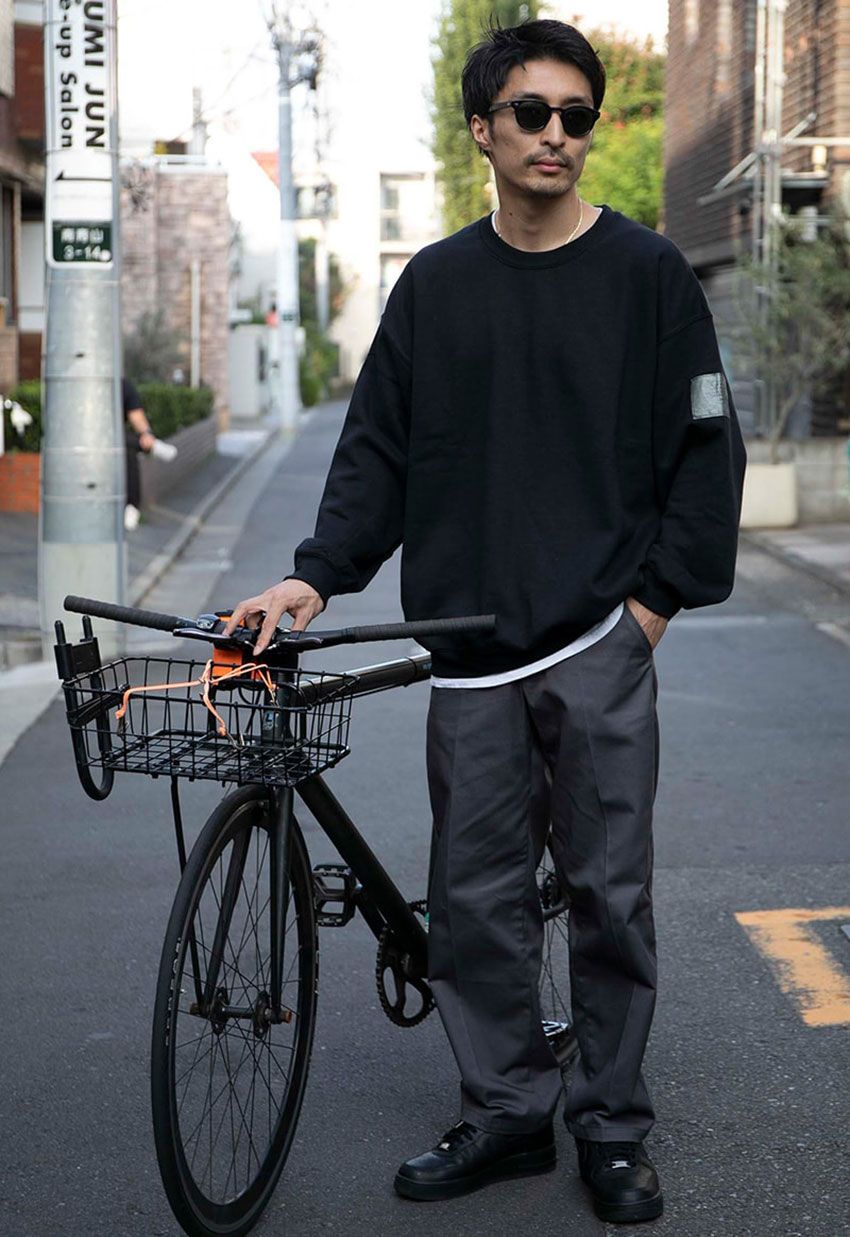 今ならチノパンは“グレー系”が断然オススメ！街角の3人のGoodスタイルで証明 - 4枚目の画像