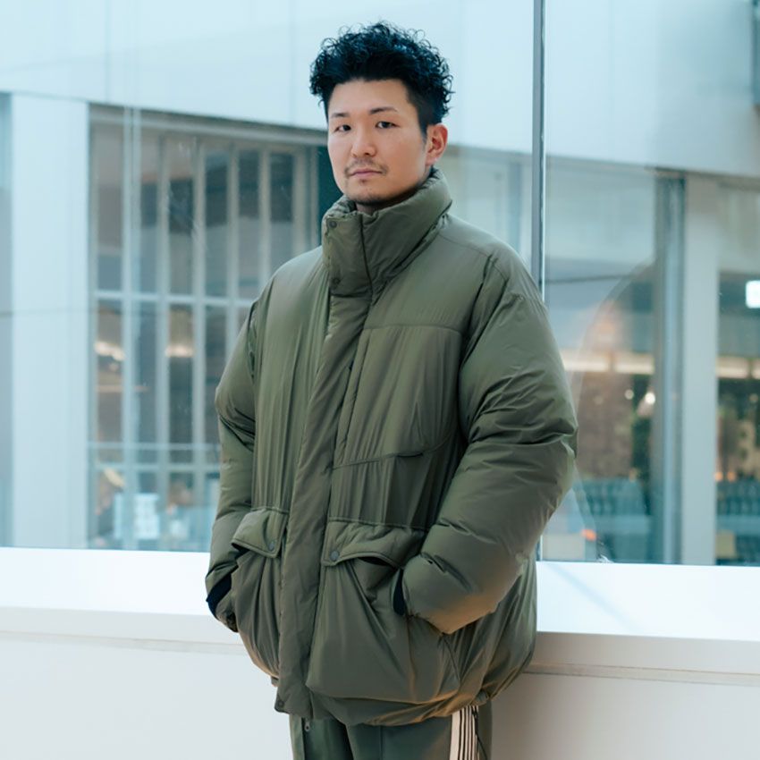 すっきり見えする「スタンドカラーダウン」。“ワントーン”で取り入れた3名の洒落者たち - 6枚目の画像