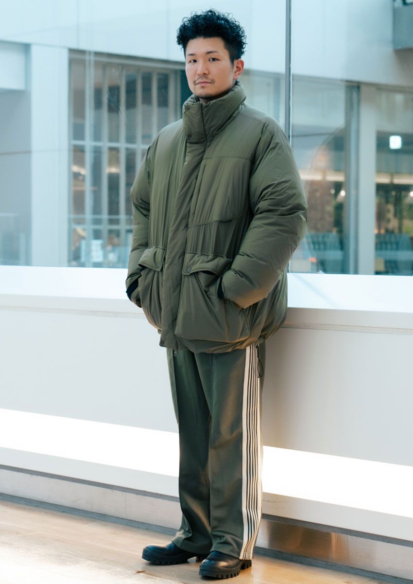 すっきり見えする「スタンドカラーダウン」。“ワントーン”で取り入れた3名の洒落者たち - 5枚目の画像