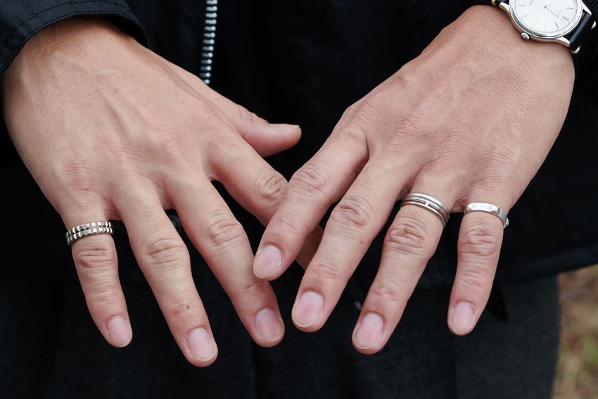 「ティファニー」「ブシュロン」で作る“クワイエット・ジュエリー”3選。モノトーンコーデのアクセは匿名的に - 1枚目の画像