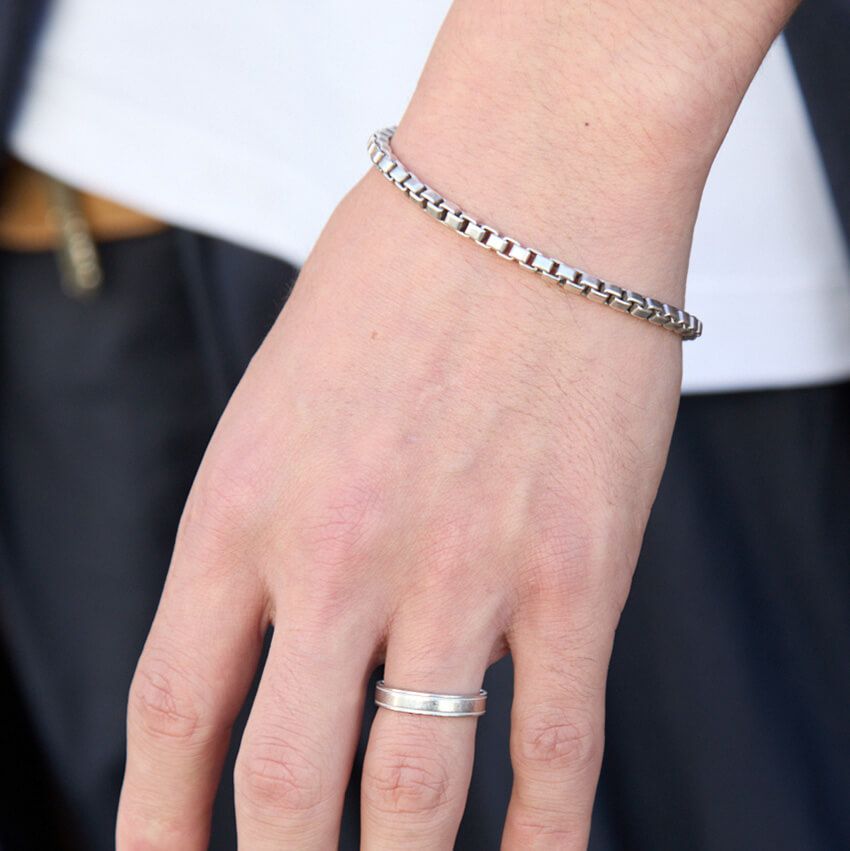 「ティファニー」「ブシュロン」で作る“クワイエット・ジュエリー”3選。モノトーンコーデのアクセは匿名的に - 8枚目の画像