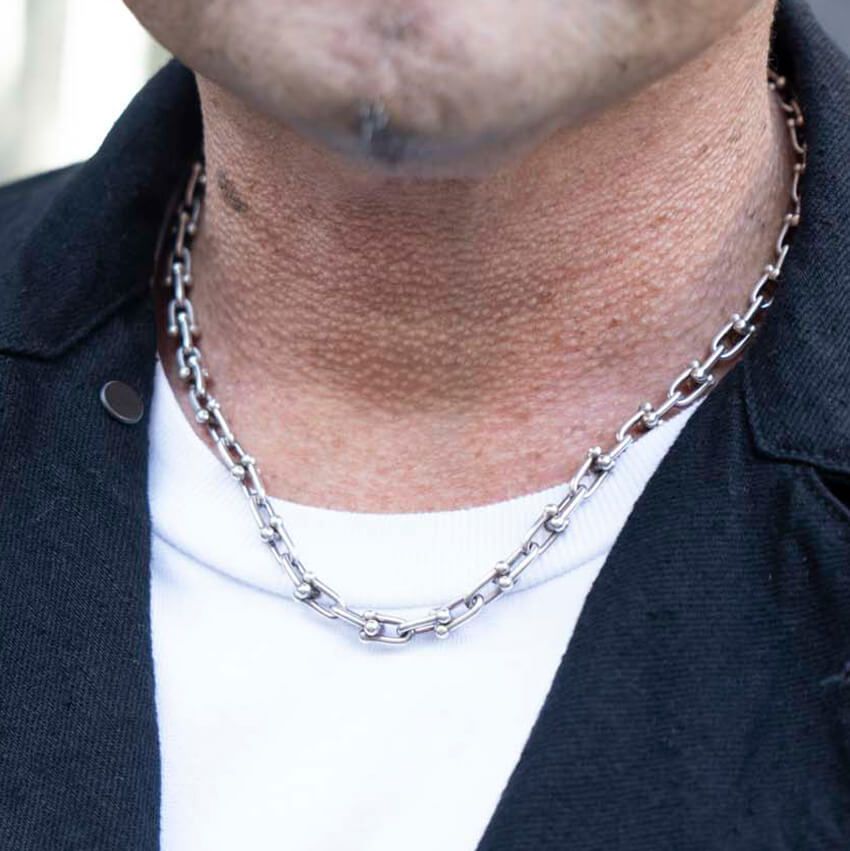 「ティファニー」「ブシュロン」で作る“クワイエット・ジュエリー”3選。モノトーンコーデのアクセは匿名的に - 4枚目の画像