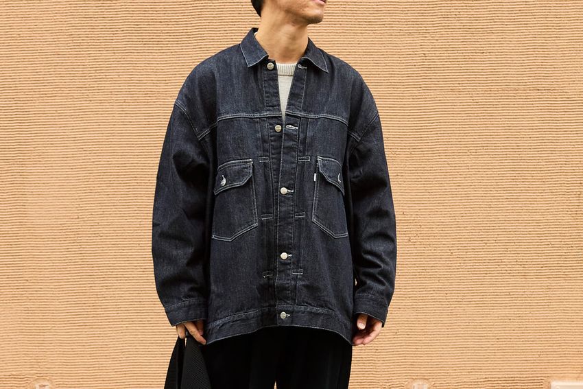 【新潮流】デニムアウター × 黒パンツで、冬のダークトーンをアプデした大人たち - 1枚目の画像