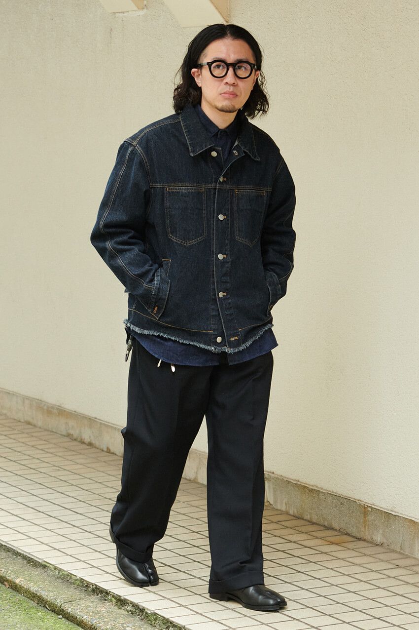 【新潮流】デニムアウター × 黒パンツで、冬のダークトーンをアプデした大人たち - 3枚目の画像