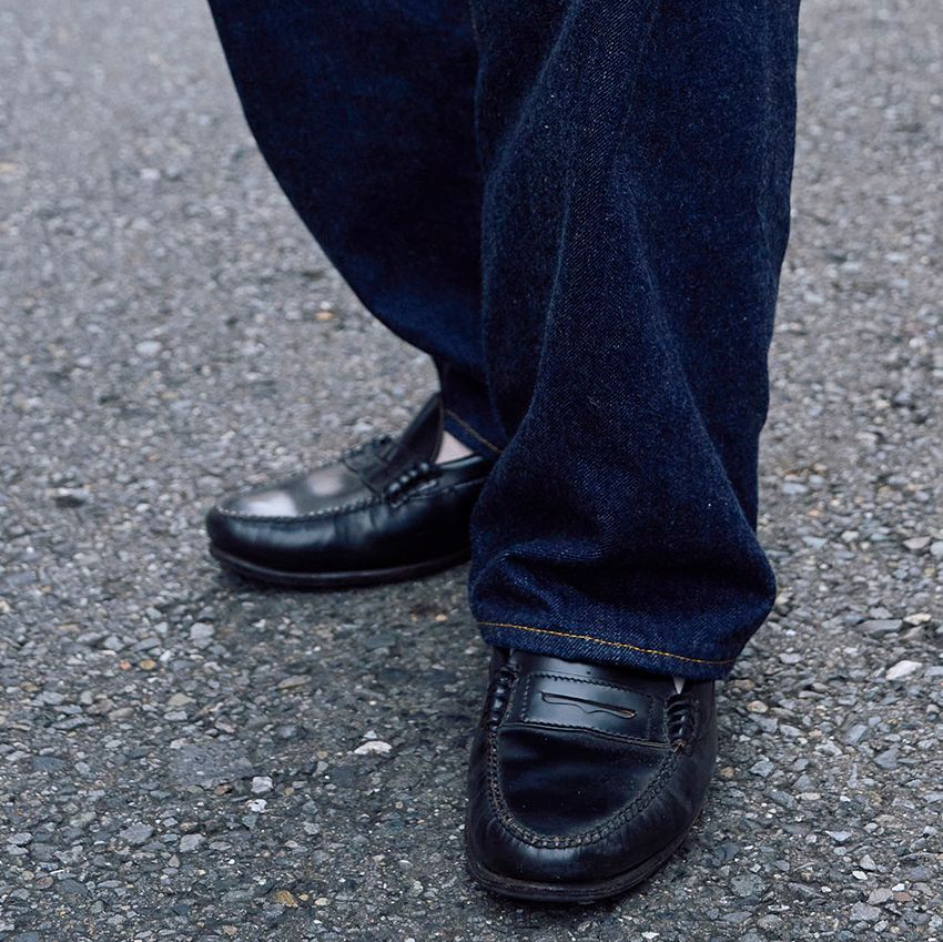 カジュアルの“ハズし”にローファーを選ぶ人が増えてきた！ 街で見つけた好例3選 - 9枚目の画像