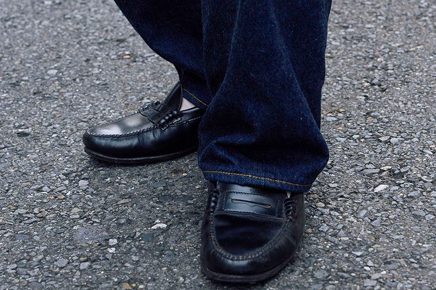 カジュアルの“ハズし”にローファーを選ぶ人が増えてきた！ 街で見つけた好例3選 - 2枚目の画像