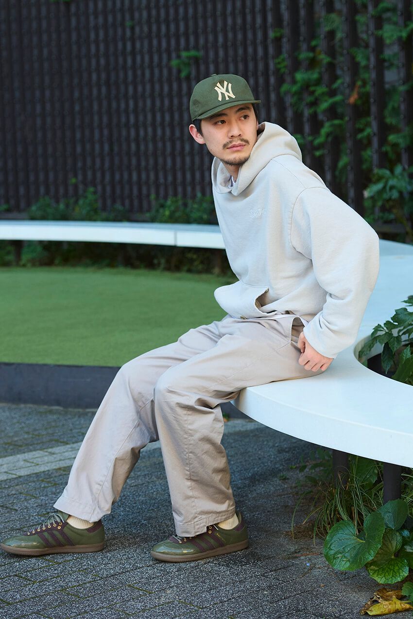 街角スナップに見る「アディダス」スニーカーの選び方。今買うなら“きれい色”が狙い目！ - 6枚目の画像