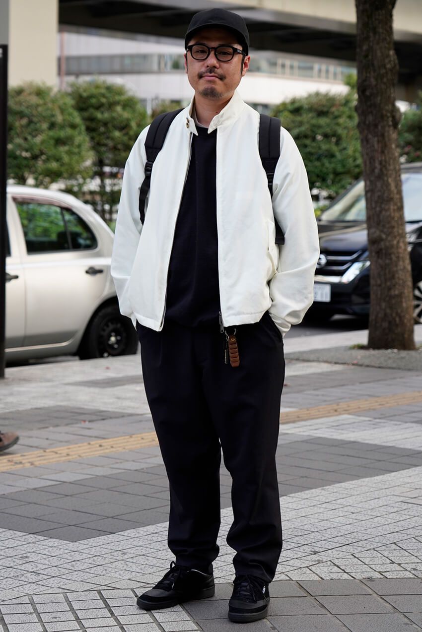 【2025年も人気】街角で見つけた"白アウター"。気になるブランドとその着こなし - 1枚目の画像