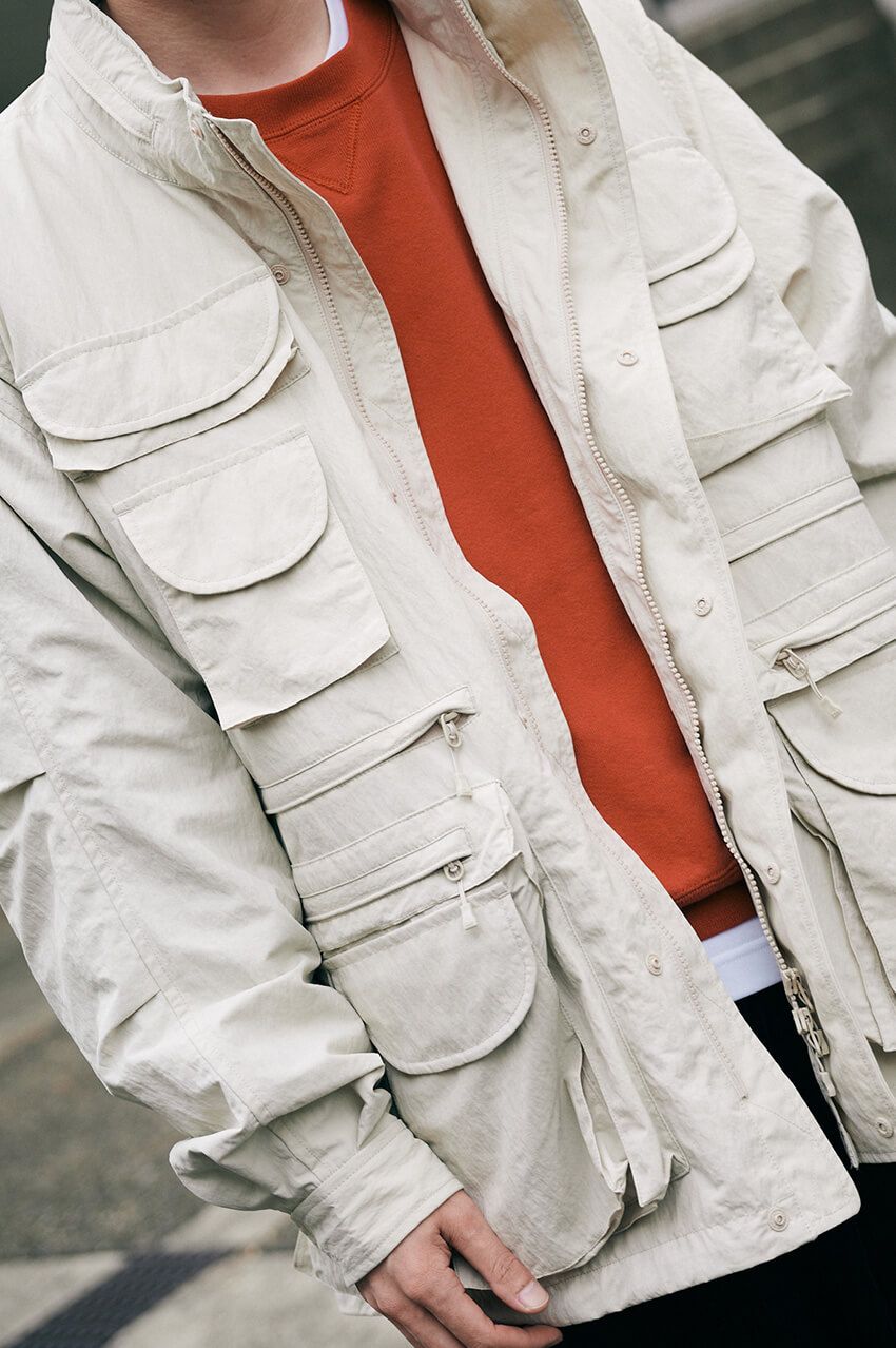 【2025年も人気】街角で見つけた"白アウター"。気になるブランドとその着こなし - 4枚目の画像