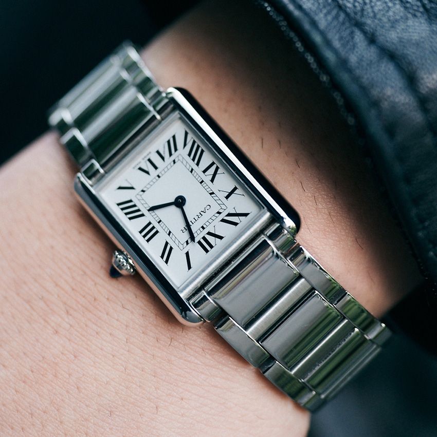 カルティエ「タンク」は人気のネイビー＆ブラックと好相性！ きれいめコーデに華を添えた3名をスナップで - 5枚目の画像