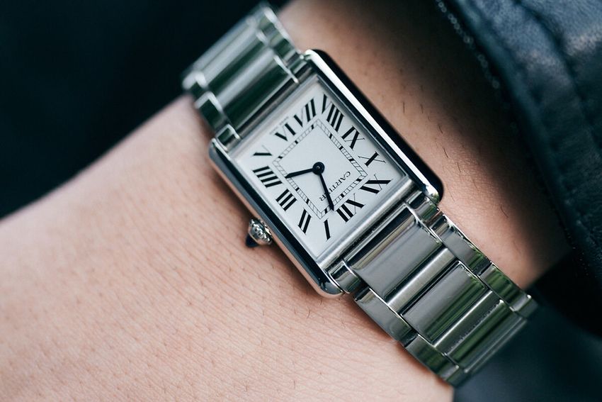 カルティエ「タンク」は人気のネイビー＆ブラックと好相性！ きれいめコーデに華を添えた3名をスナップで - 1枚目の画像